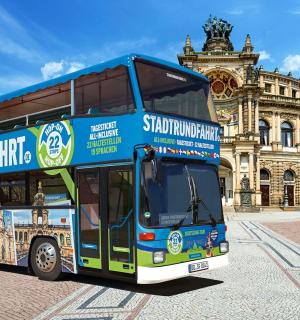 un autobús de dos pisos aparcat davant d'un edifici