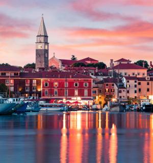 grad sa satom i brodovima u vodi