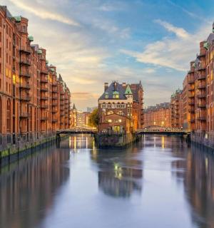 ein Fluss in einer Stadt mit Gebäuden und einer Brücke