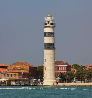 ประภาคารบนชายฝั่งของแหล่งน้ำ