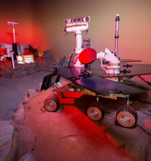 ένα δωμάτιο με επιστημονικό εργαστήριο με τραπέζι και μηχανή