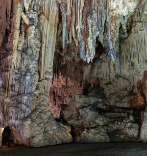 en hule fyldt med masser af klippeformationer