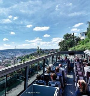 Menschen, die in der Stadt mit der Straßenbahn fahren