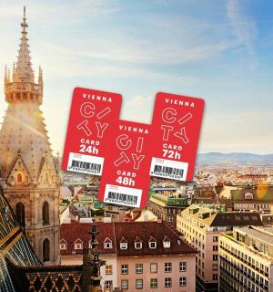 widok miasta z tablicami informacyjnymi na budynkach