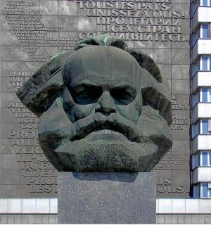 una estàtua d'una cara al costat d'un edifici