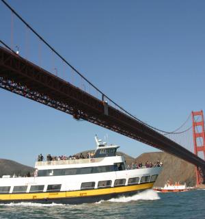 un vaixell que passa per sota del pont Golden Gate