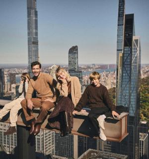 a group of people sitting on the edge of a building