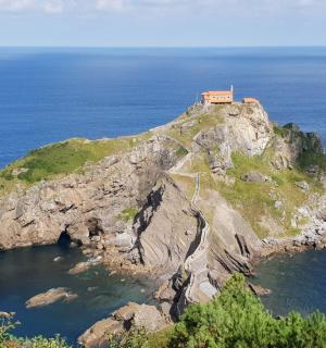 et hus på toppen af en lille ø i havet
