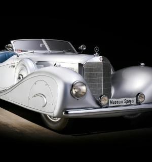 un cotxe blanc vell està aparcat en una habitació fosca