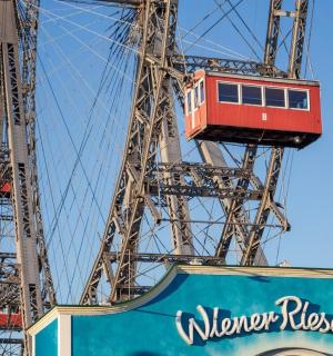 ชิงช้าสวรรค์ที่มีป้ายอยู่ด้านหน้า