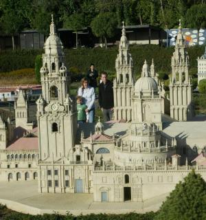 una maqueta d'un edifici amb dues persones dempeus a sobre