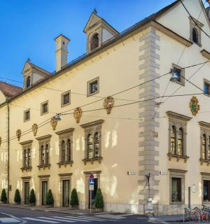 Un gran edificio blanco en una calle con bicicletas estacionadas en frente.