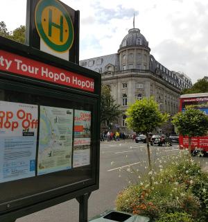 ein Bushaltestellenschild vor einem Gebäude