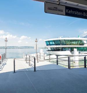 μια βάρκα στο νερό με μια πινακίδα πάνω της