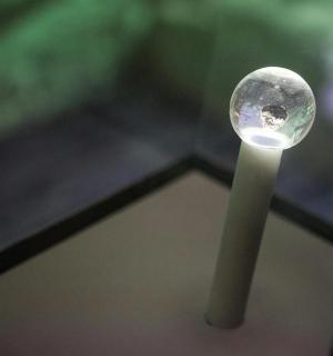 kij asekuracyjny z piłeczką golfową na górze