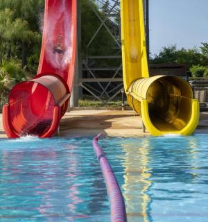 zwei Wasserrutschen in einem Schwimmbad