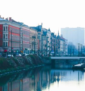ein Fluss in einer Stadt mit Gebäuden und einer Brücke