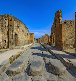 sebuah lorong di runtuhan kota purba