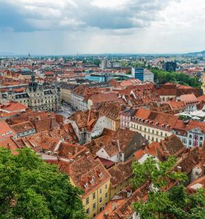 en luftfoto af en by med røde tage