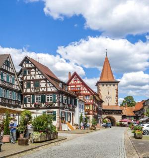 eine Straße in einer Stadt mit einem Glockenturm