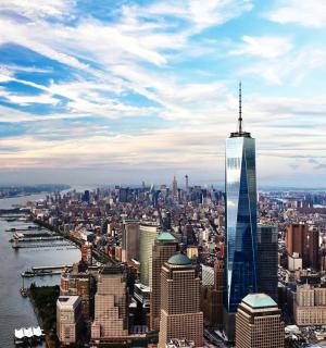 Una vista de una ciudad con un rascacielos alto.