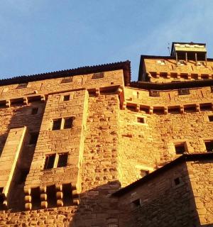 un edifici alt de maó amb una torre
