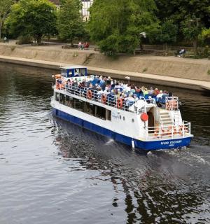 bot dengan orang di atasnya di sungai