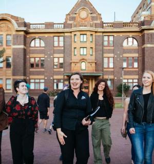 กลุ่มคนที่ยืนอยู่หน้าอาคาร