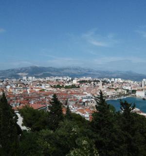 pohled na město s vodní plochou