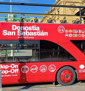 un autobús vermell de dos pisos aparcat al carrer