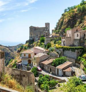 背景に城がある丘の上の村