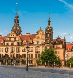 un gran edifici amb un carrer al davant