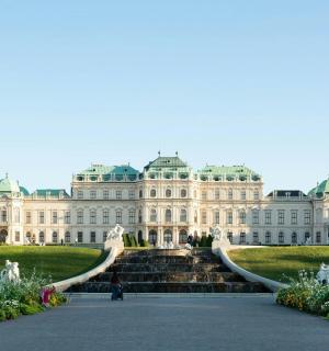 duży biały budynek ze schodami przed nim