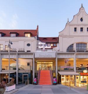 зграда са црвеним степеништем испред ње