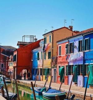 en gruppe farverige bygninger med et klokketårn