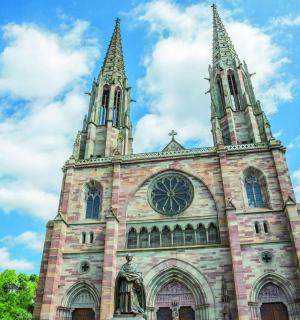 una església amb dues torres i un rellotge