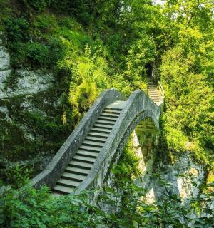 Una escalera que conduce a una montaña con árboles.
