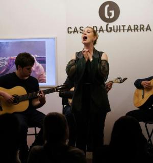 eine Gruppe von Menschen, die Gitarre spielen, und eine Frau, die singt