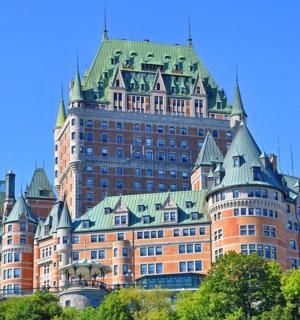 ein großes Gebäude mit einem Gründach