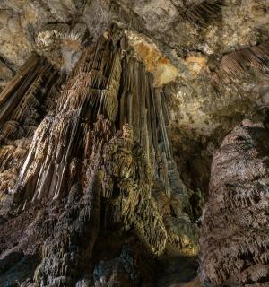 en stor hule med nogle sten i