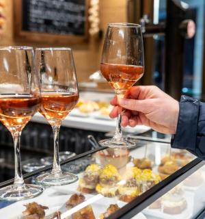 en person, der holder to glas vin op