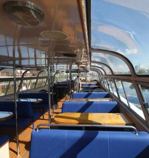 un vaixell amb taules i cadires blaves en un vaixell