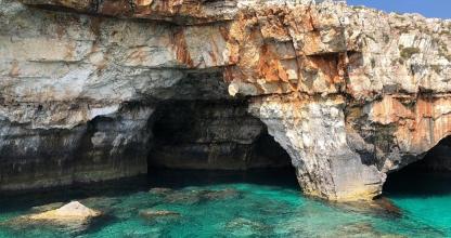 una cueva en la ladera de un acantilado rocoso