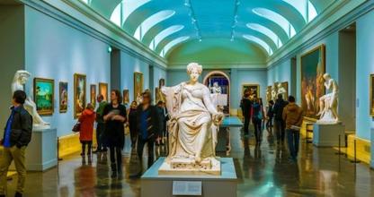 Un museo con una estatua en medio de una habitación.