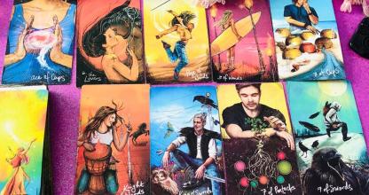 Un montón de cartas del tarot con personas en ellas.