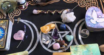 Una mesa cubierta con muchos tipos diferentes de artículos