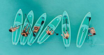 Un grupo de tablas de surf alineadas en una pared