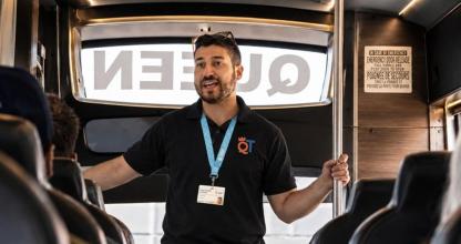 un hombre de pie en la parte trasera de un autobús