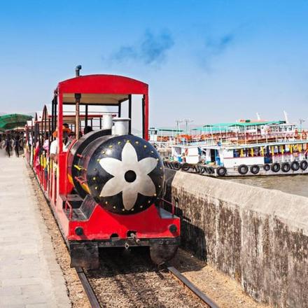 รถไฟสีแดงจอดข้างท่าเทียบเรือ