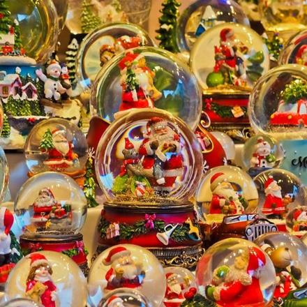 cam kubbelerde Noel süslerinin sergilenmesi